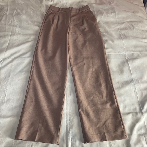 Aritzia- The Effortless Pant (Re)ssential in Heather Saville Size 4 Tan Cream - Picture 2 of 9